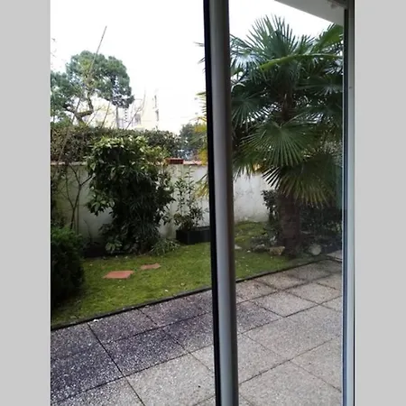 Proche Pied Dans L'eau Avec Terrasse Jardin Vue Sur Le Bassin Depuis La Terrasse